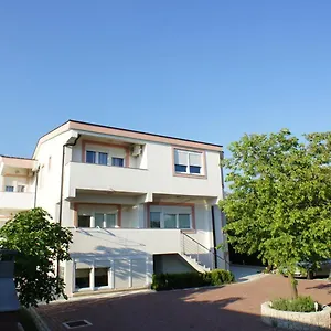 argyruntum-apartments.hotelinzadar.com/